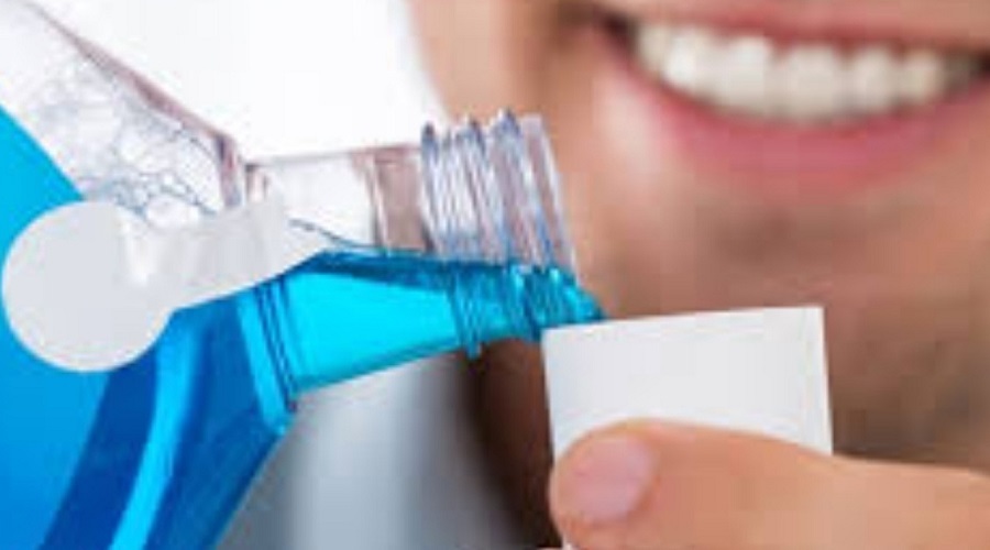 غرغره آب نمک موثرتر است یا دهانشویه؟