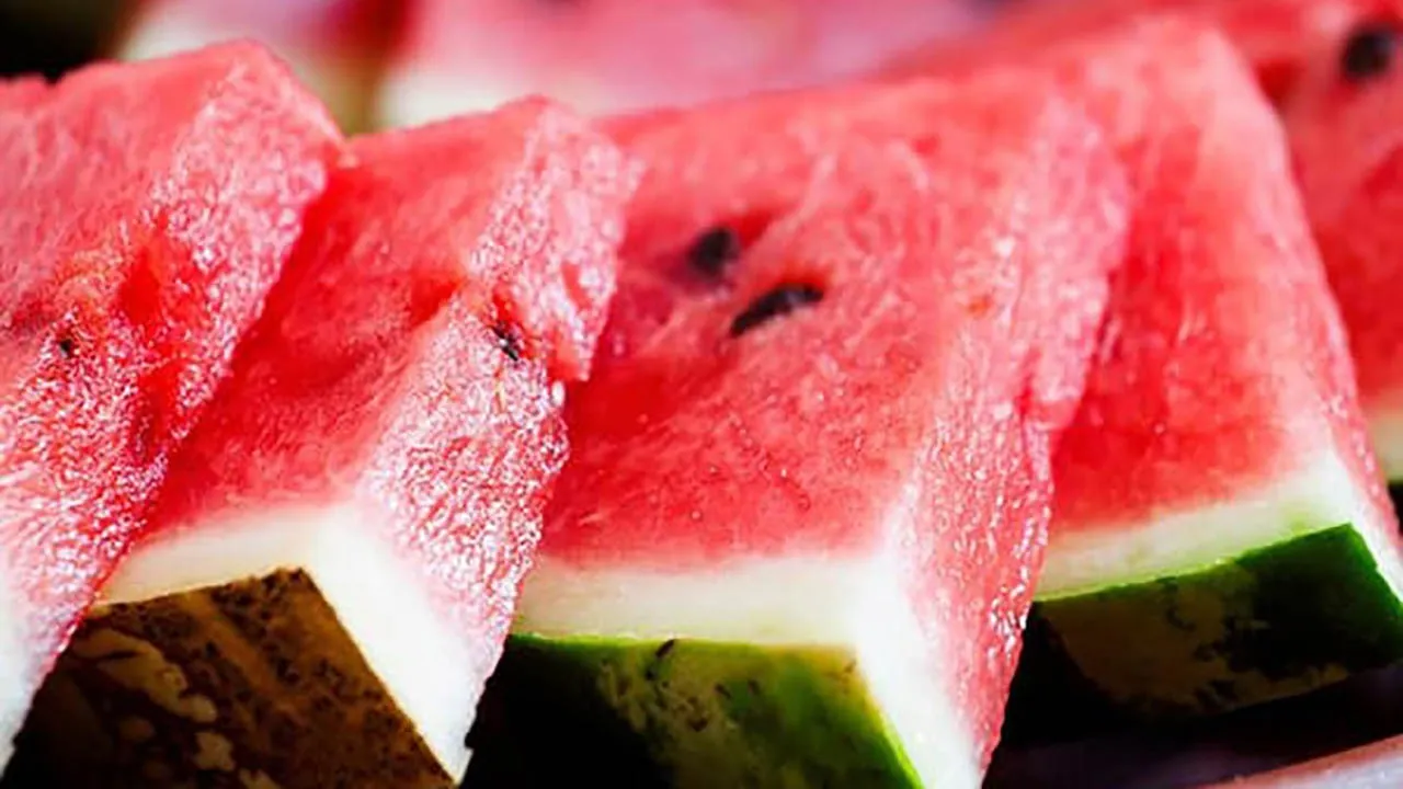 آیا خوردن هندوانه باعث چاقی می‌شود؟ + فیلم
