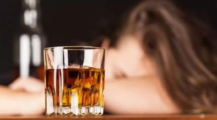نوشیدن الکل حتی به مقدار کم، خطر ابتلا به سرطان سینه را افزایش می‌دهد