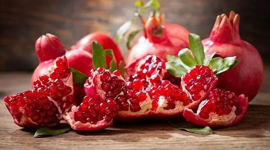 خوردن انار پرخاصیت‌تر است یا آب آن؟