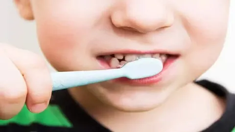 راهکارهای ساده برای عادت‌دادن کودک به مسواک‌زدن