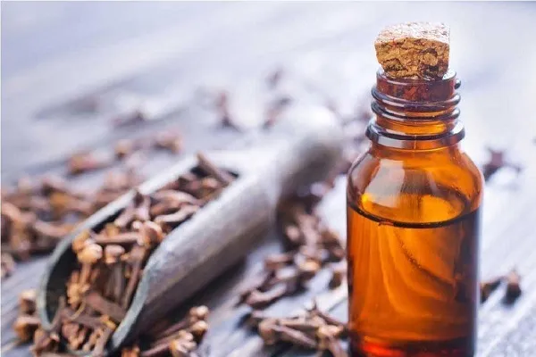 ۵ شیوه استفاده از روغن میخک برای درمان آکنه