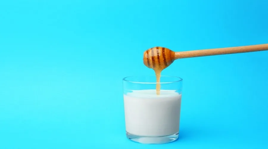مخلوط کردن شیر و عسل مفید است یا مضر؟
