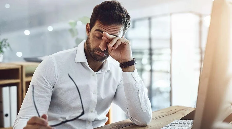 مالیدن چشم‌ها به قرنیه آسیب می‌زند