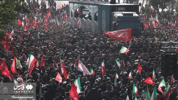 ورود خودروی حامل پیکر آقای شهید ایران به مسیر تشییع در تهران