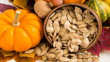 رژیم غذایی برای کنترل آکنه هورمونی: چه بخوریم و چه نخوریم؟