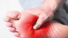 ۱۷ دلیل گزگز دست و پا که باید به آنها توجه کنید