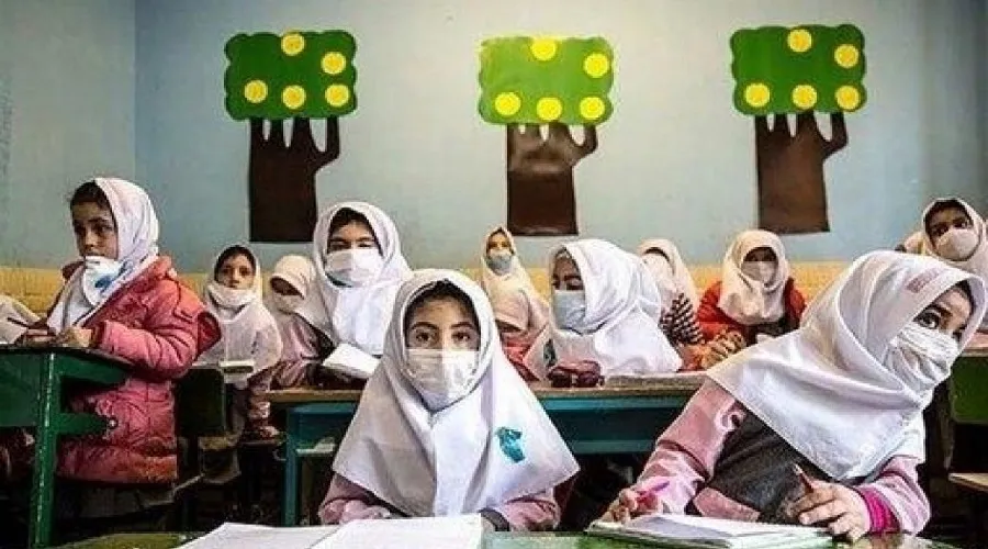 دانش‌آموزان با علائم کرونا ماسک بزنند یا در خانه بمانند؟ + فیلم