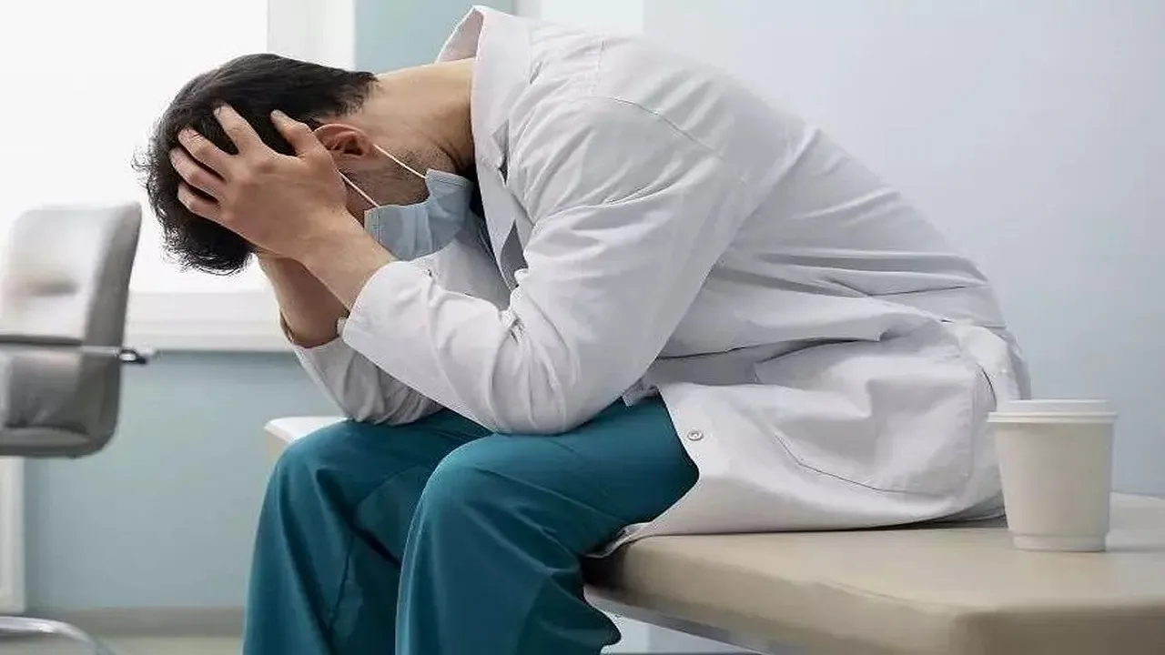 وزارت بهداشت تنها با یک اقدام نمی‌تواند جلوی خودکشی دستیاران را بگیرد