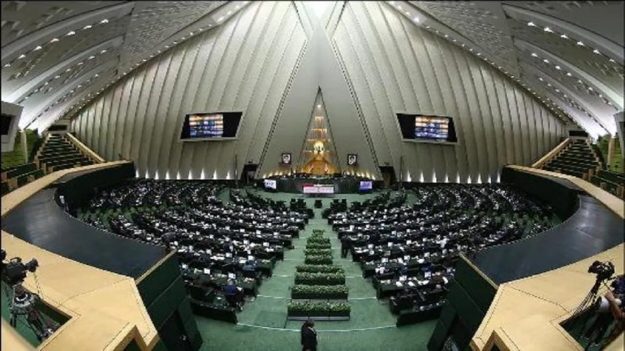 دو مقام وزارت بهداشت برای کمبود واکسن به مجلس فراخوانده شدند