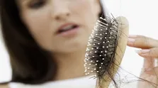 چگونه بدانیم ریزش موی سر ما غیرطبیعی است