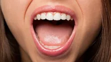 چرا با گلودرد از خواب بیدار می‌شویم؟