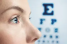 هیچ وقت با لنز چشمی شنا نکنید/ خطر عفونت قرنیه