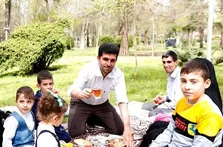 باید جوانان را به ازدواج و فرزند آوری ترغیب کنیم
