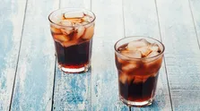 آیا خوردن بستنی به گلودرد کمک می‌کند؟