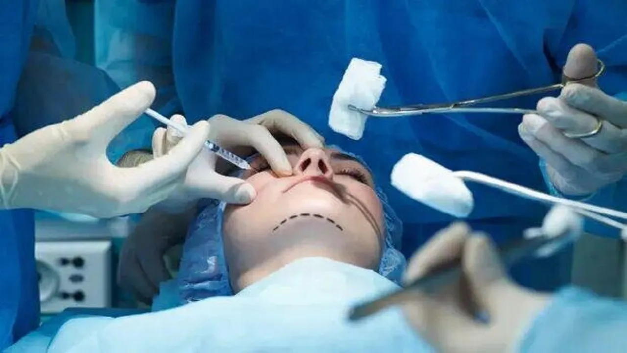 زیبایی در صف انتظار؛ چهره‌سازی مدرن و رؤیای تأیید اجتماعی