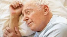 عارضه های خیره شدن به صفحه گوشی/ هر دقیقه ۲۰ پلک بزنید