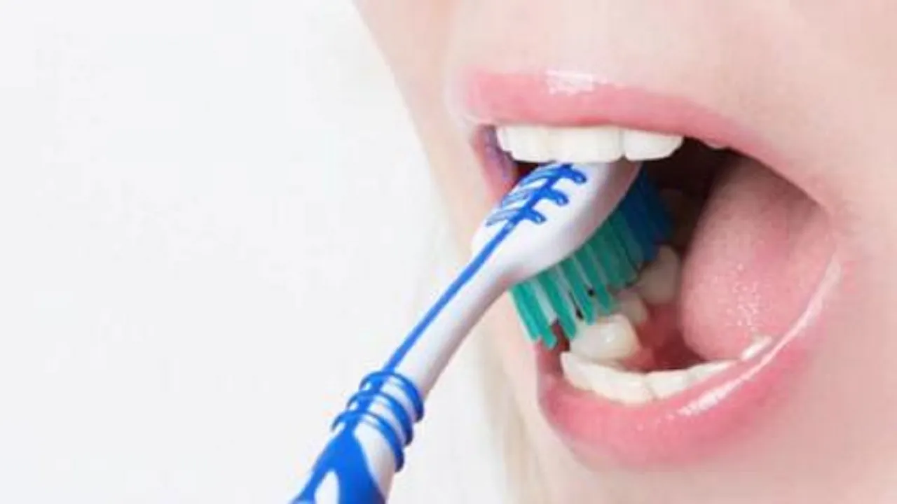 فواید مسواک زدن روی یک پا