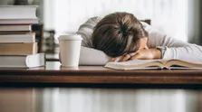 آیا خوابیدن در سمت راست و چپ تخت خواب بر شخصیت تاثیر دارد؟